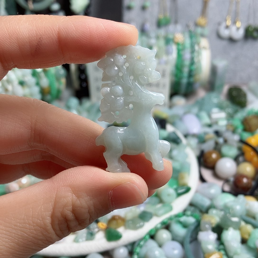 翡翠颈饰未镶嵌梅花鹿