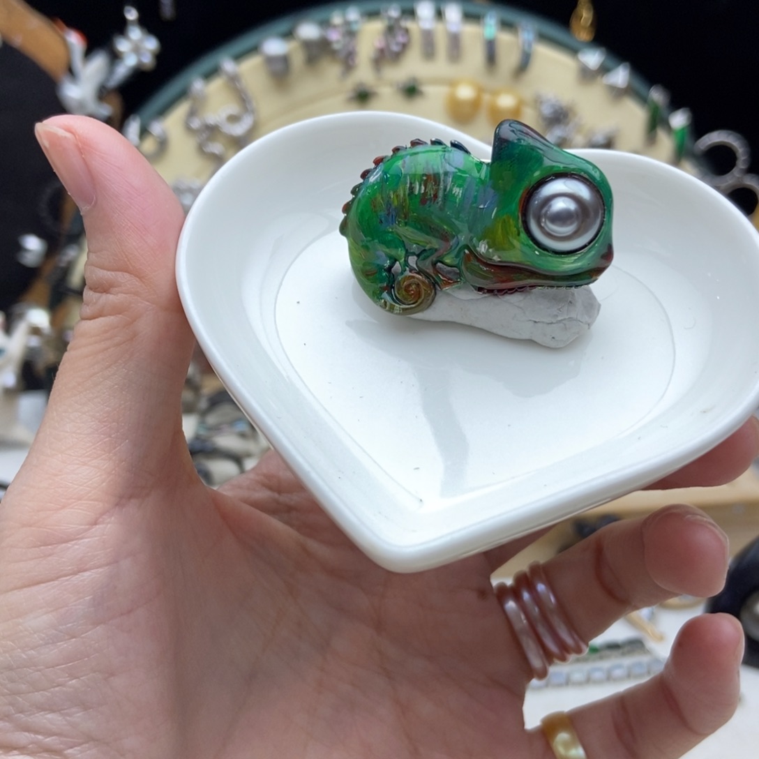 画框银S925镶嵌海水珍珠彩银变色龙胸针吊坠