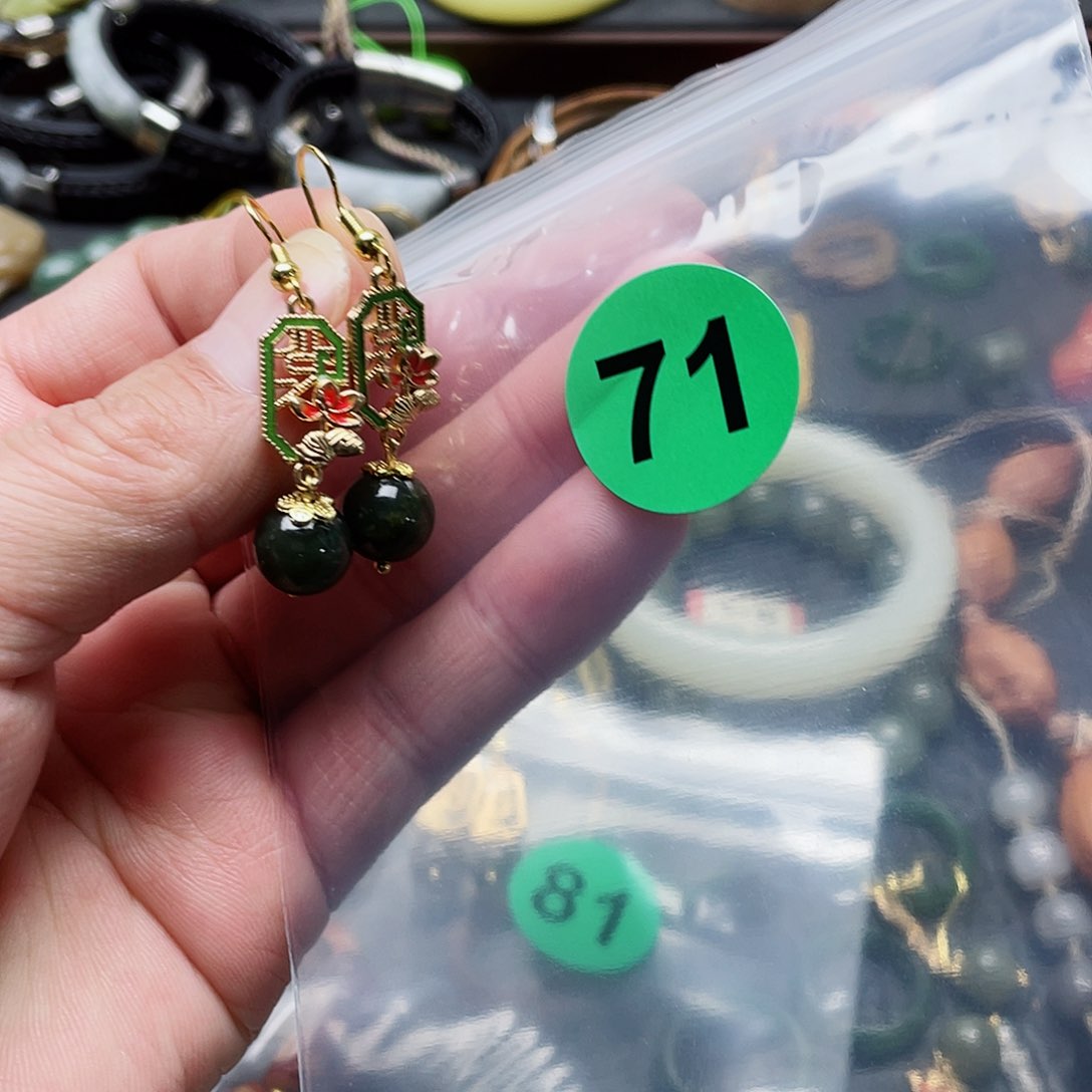 未镶嵌戒指和田玉小*盖耳饰