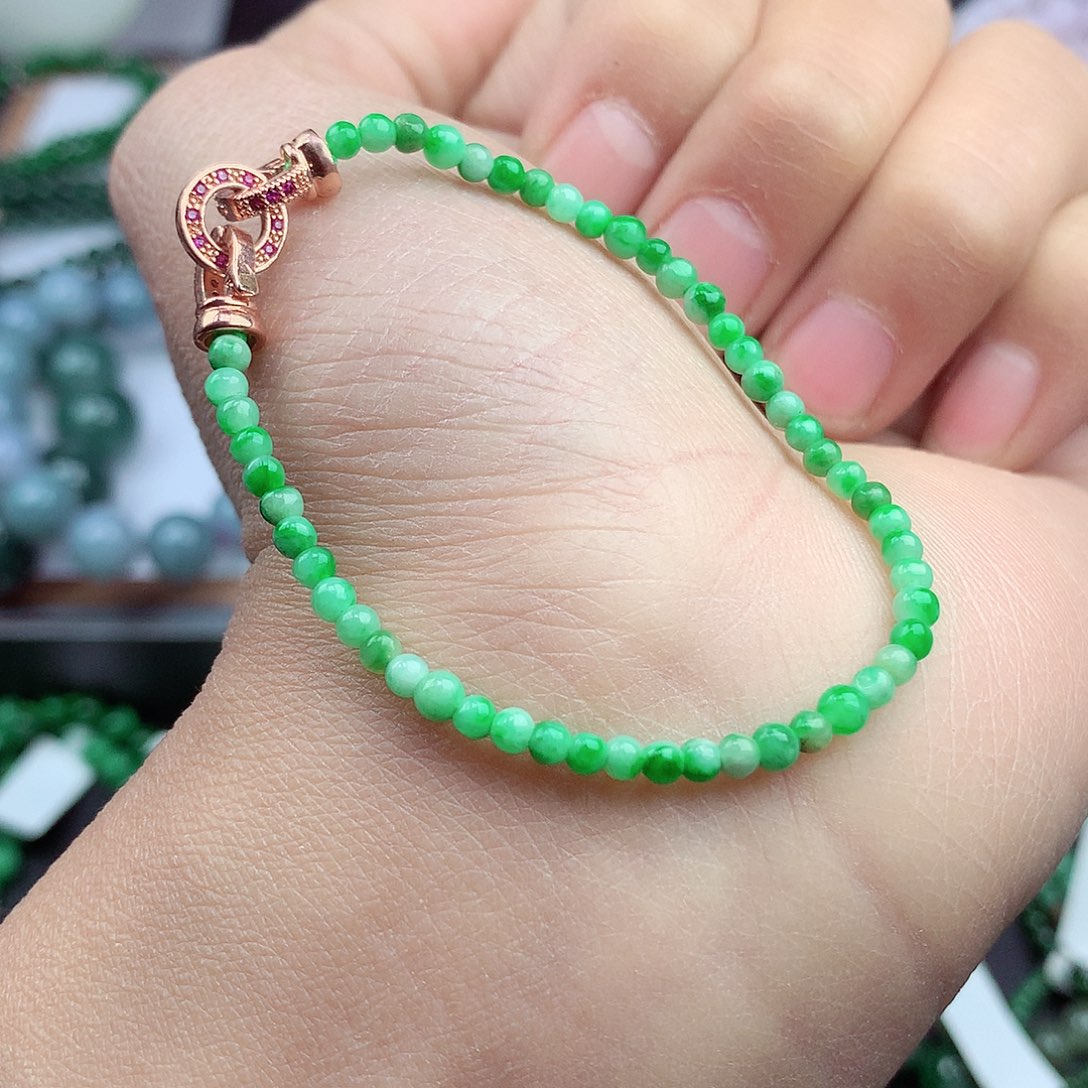 翡翠颈饰未镶嵌手串