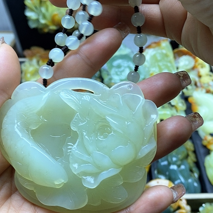 蛇纹石玉挂件未镶嵌