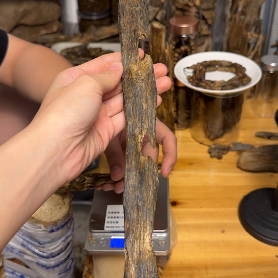 沉香碎屑沉香蓝宝石块料39克