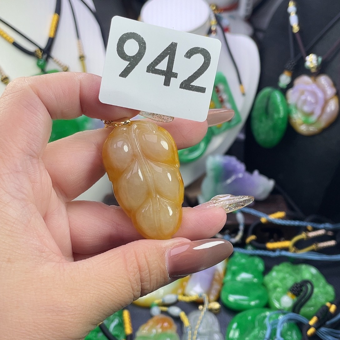 翡翠未镶嵌吊坠(赠链)