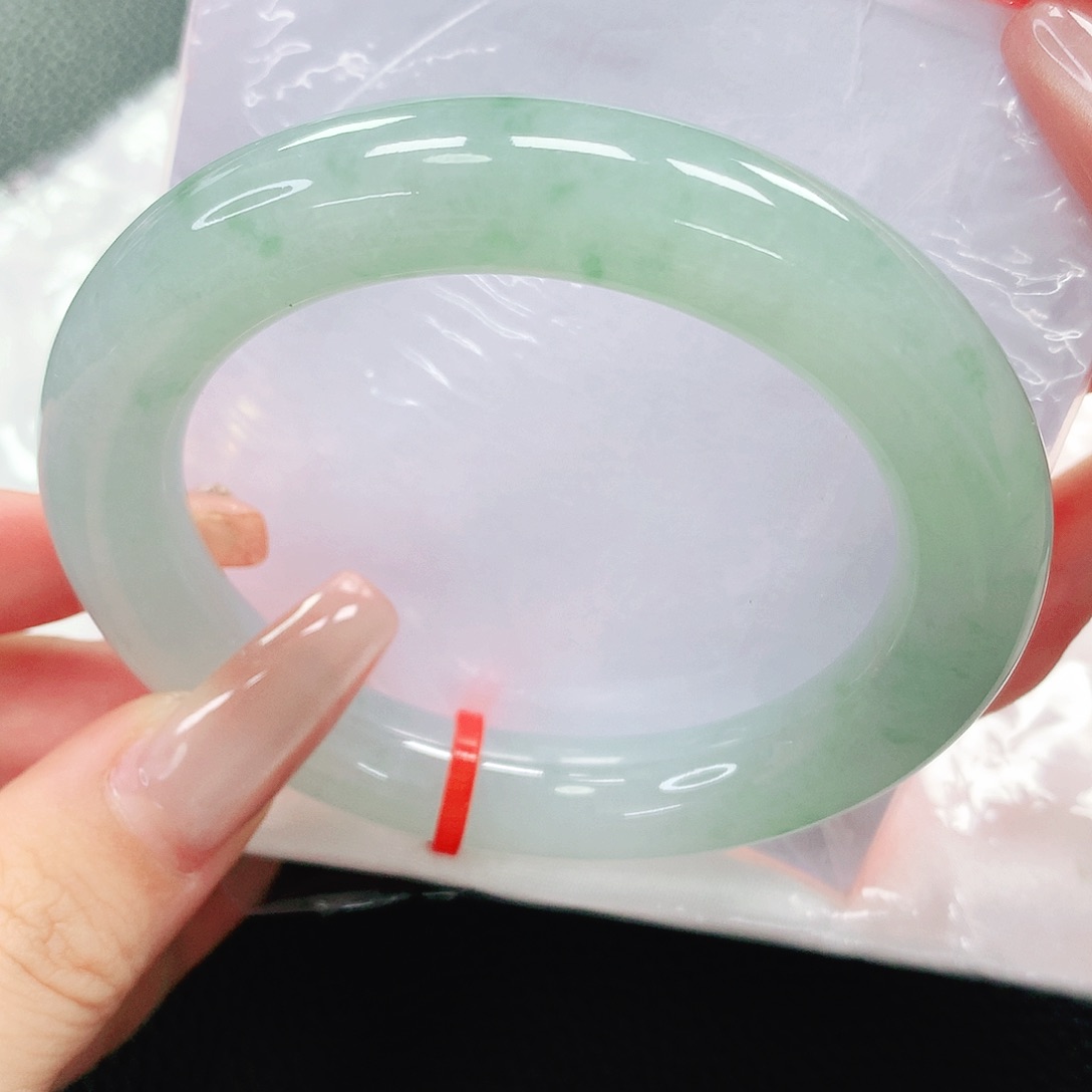 翡翠手镯未镶嵌54圈