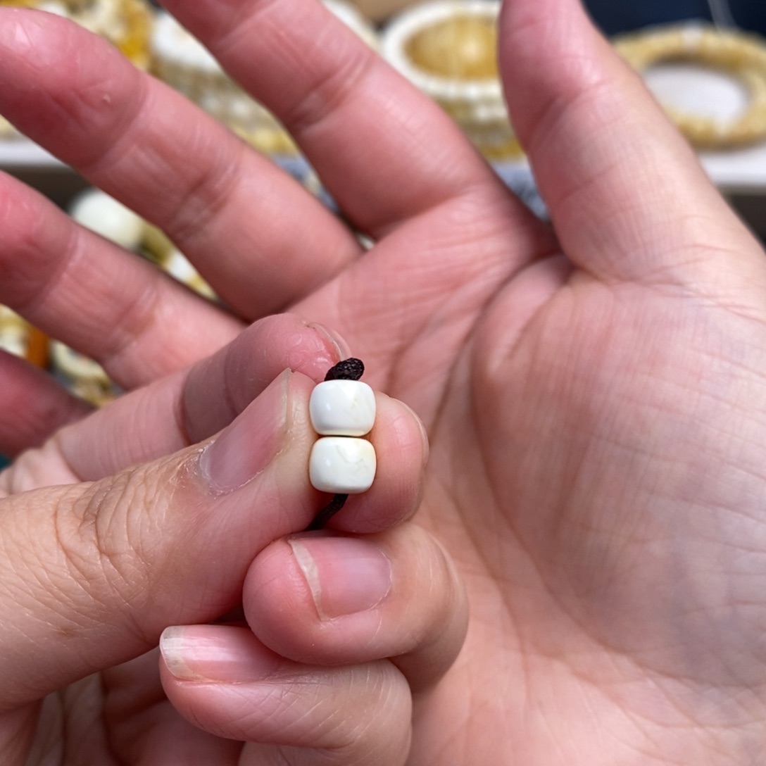 琥珀裸石未镶嵌漆瓷白老型对珠6.2×5.2