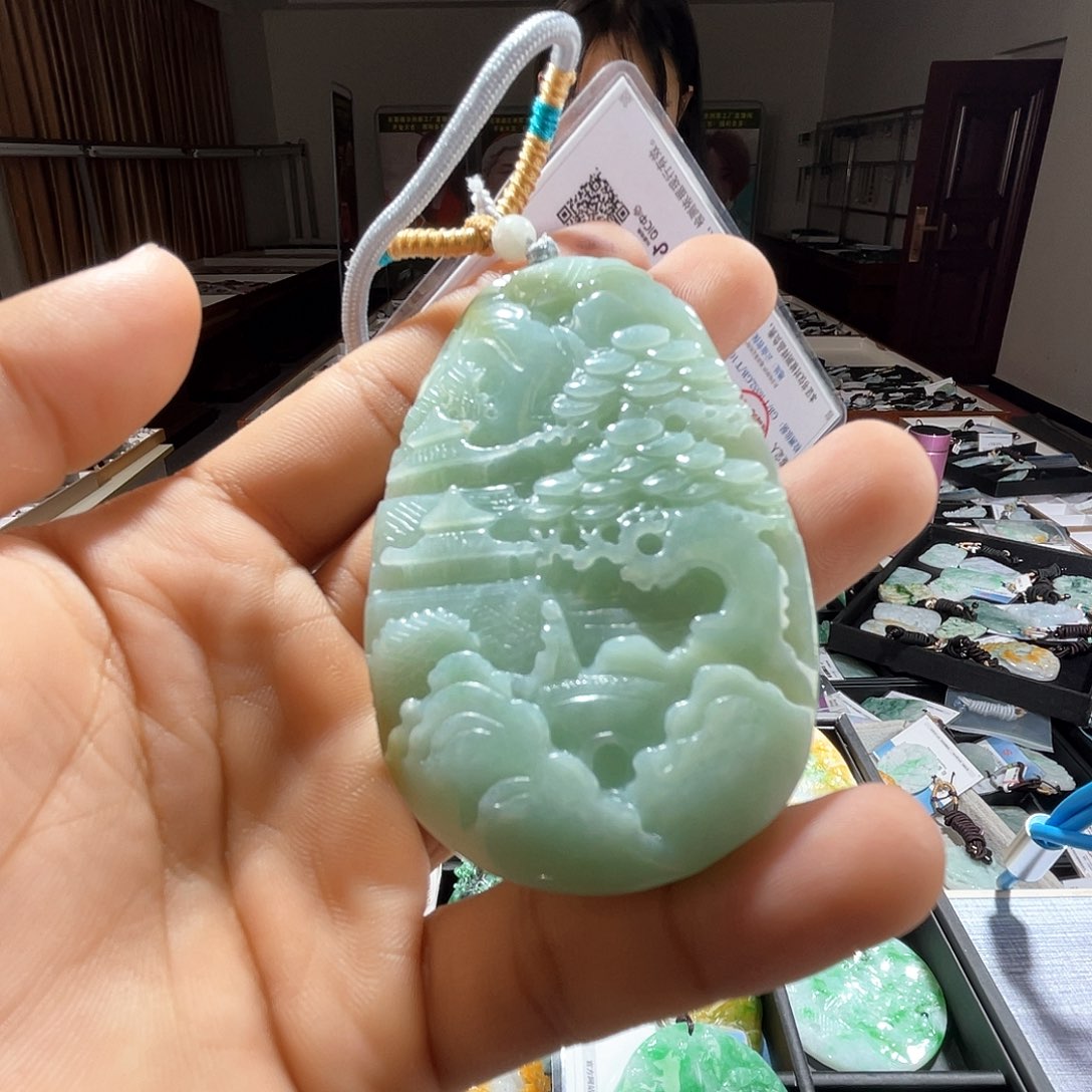翡翠未镶嵌颈饰一