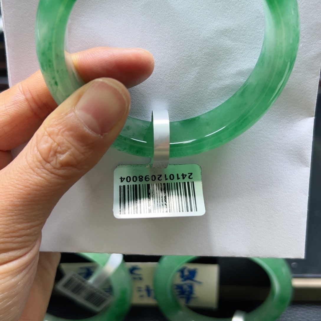 用***3石英质玉未镶嵌手镯