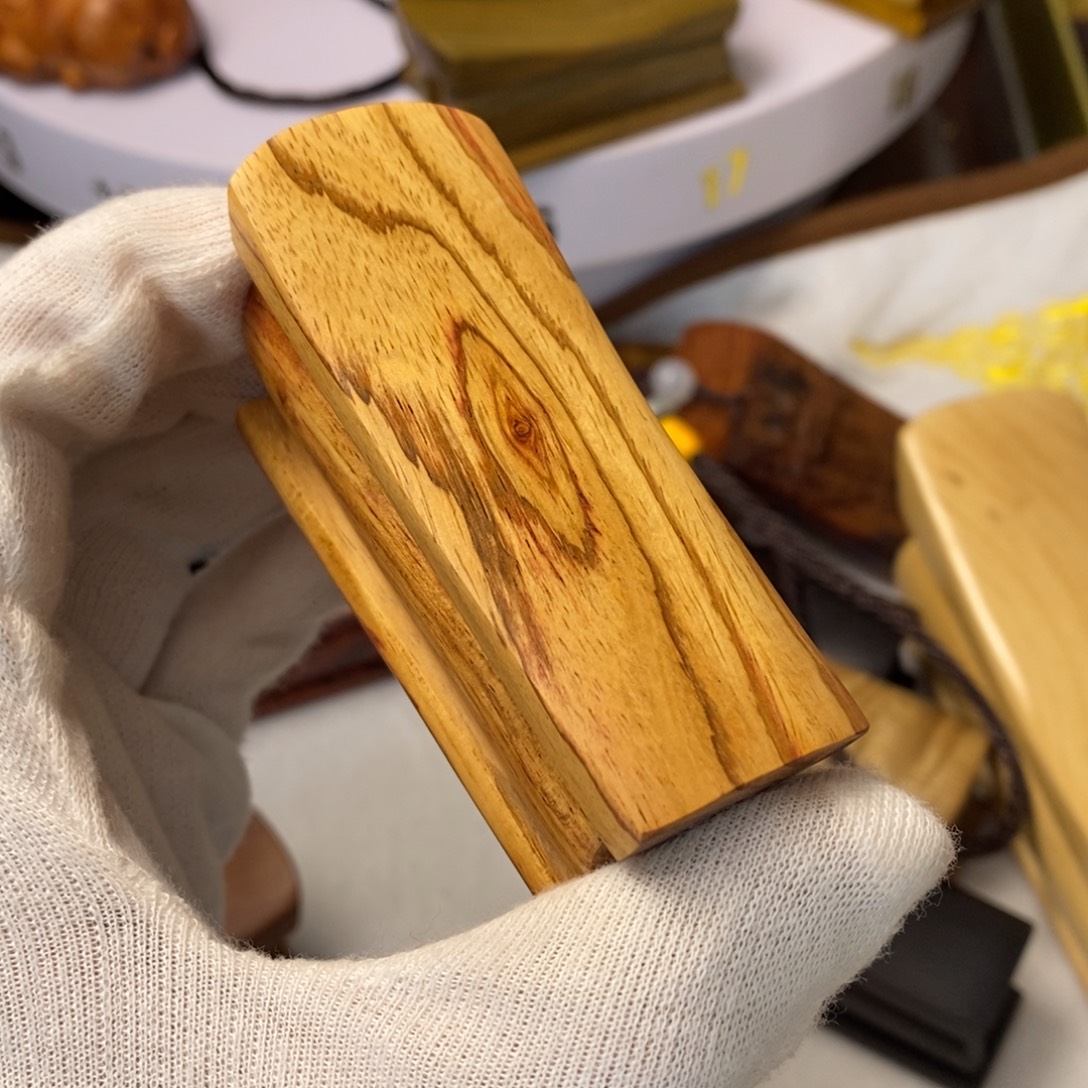 乌***拉黄花梨/降香黄檀文玩把件 文玩。 