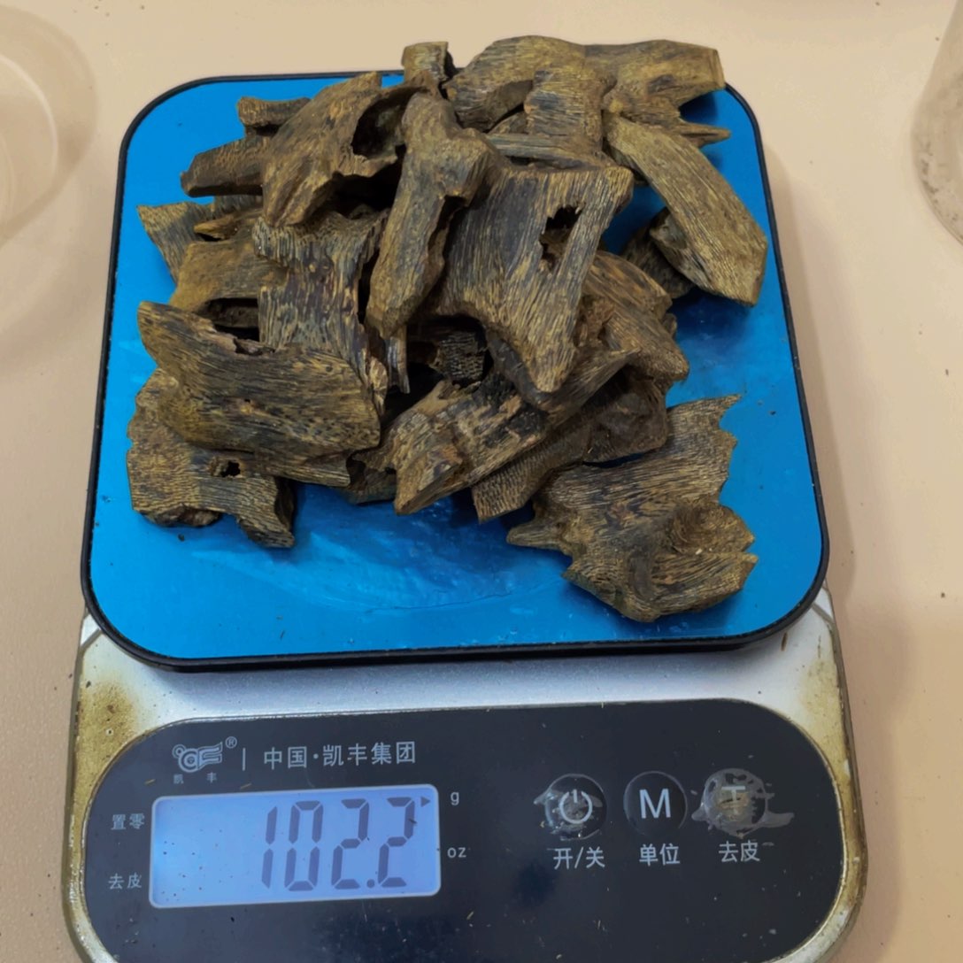 沉香木摆件风*?海南透顶绿高油块料100克