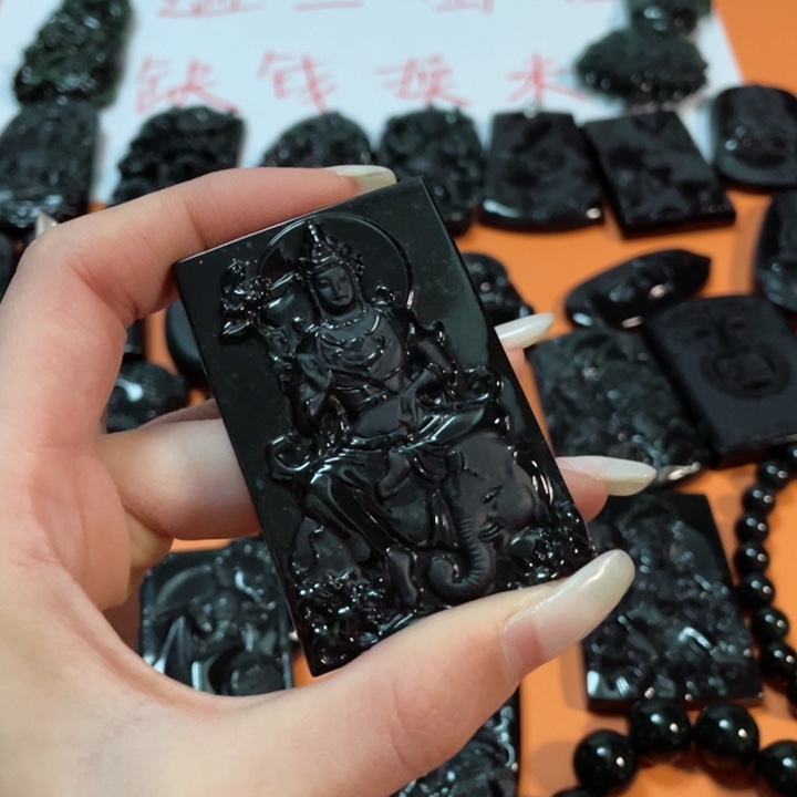 翡翠颈饰未镶嵌大**民