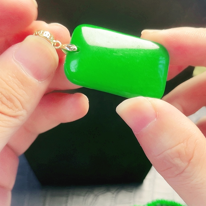 颈饰18K金镶嵌翡翠