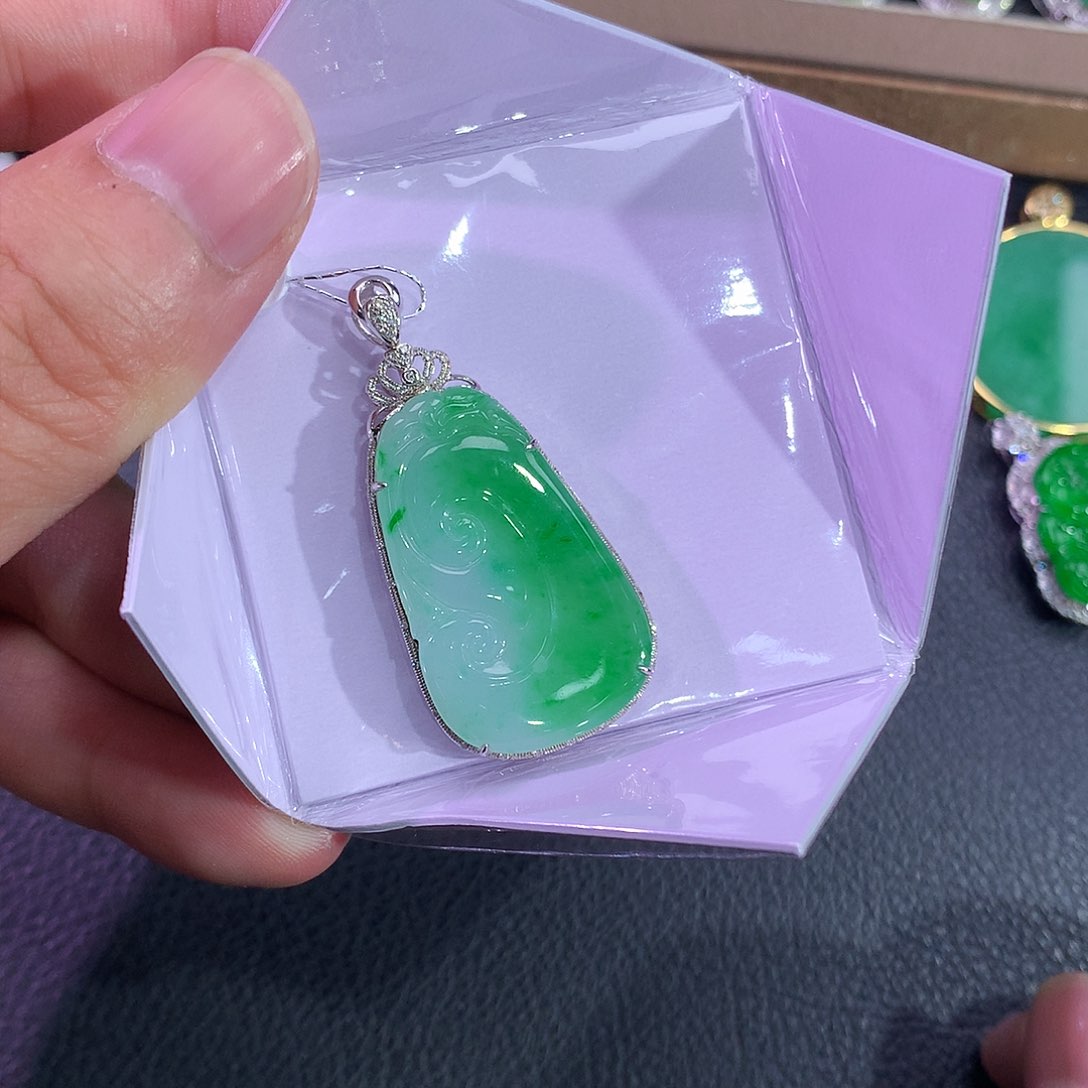 翡翠吊坠(赠链)18K金镶嵌