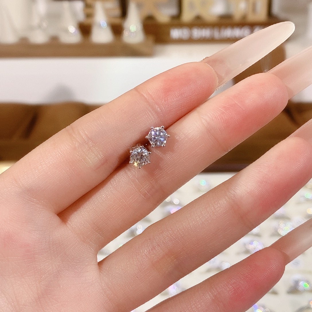 *****925银六爪耳钉莫桑