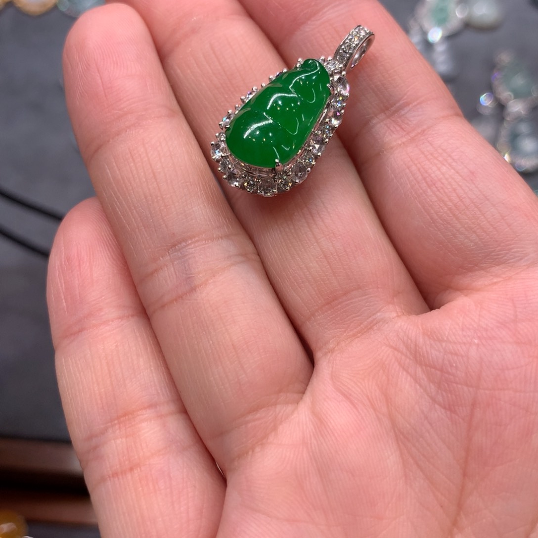 翡翠颈饰18K金镶嵌L**n吊坠