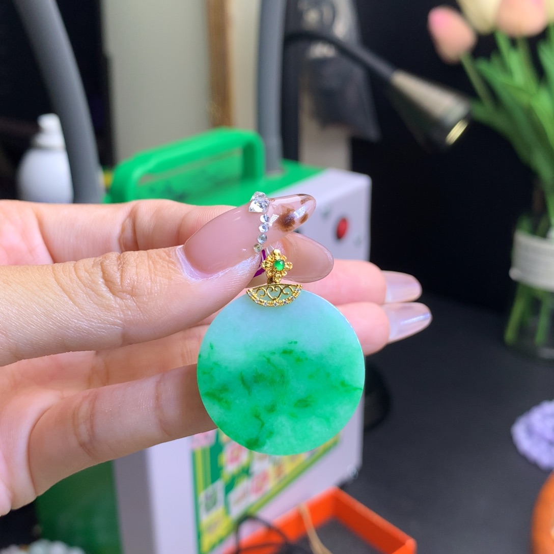 翡翠18K金镶嵌颈饰