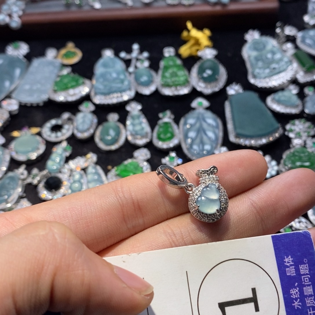 翡翠未镶嵌颈饰翡翠