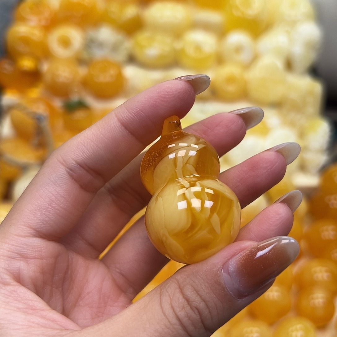 王****琥珀未镶嵌颈饰蜜蜡