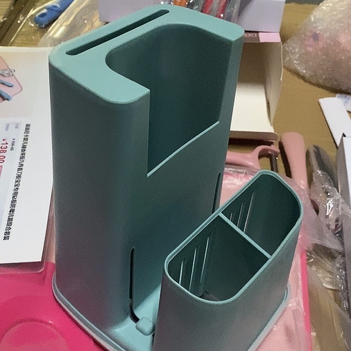 蓝色刀架有灰尘的