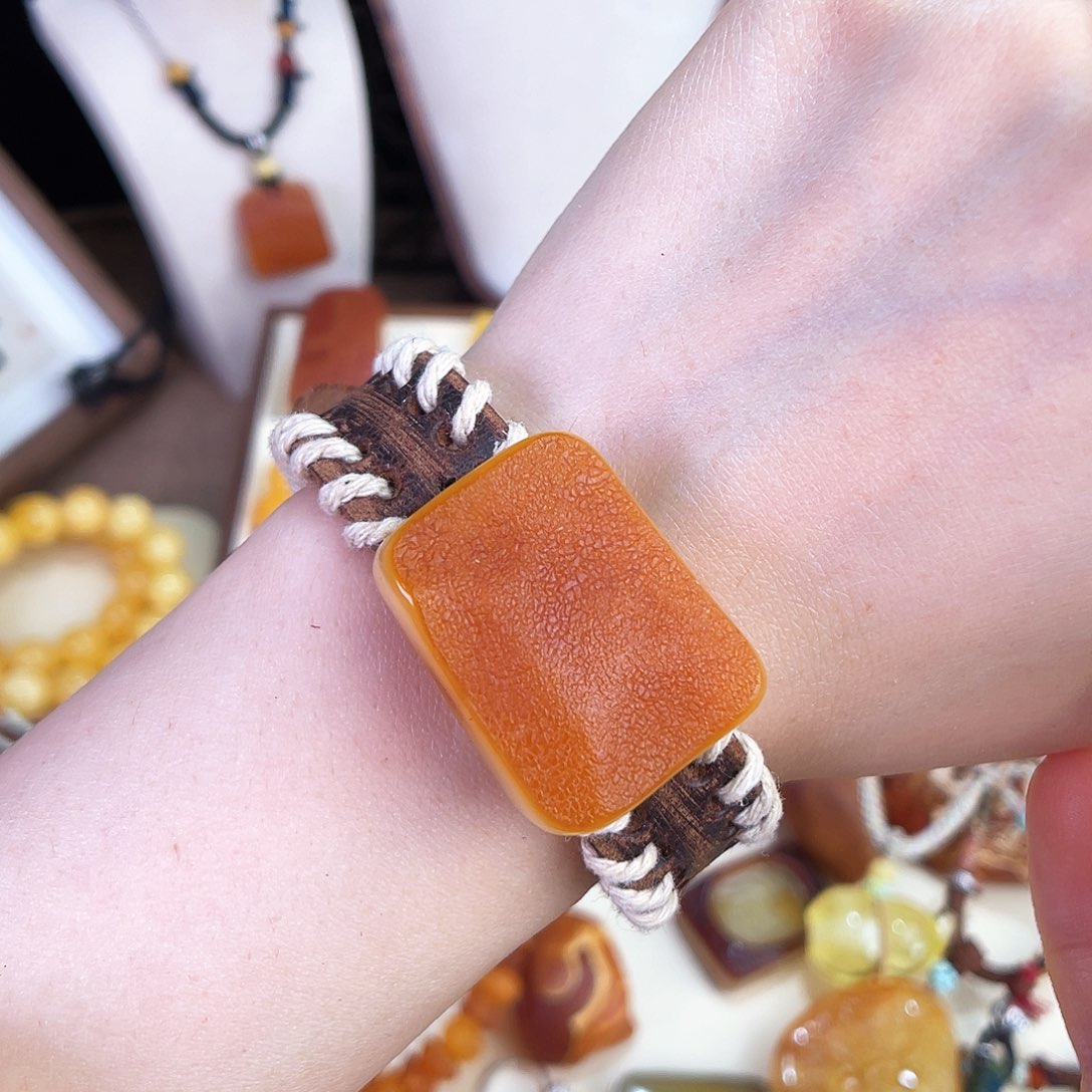 未镶嵌琥珀珠宝奇石。