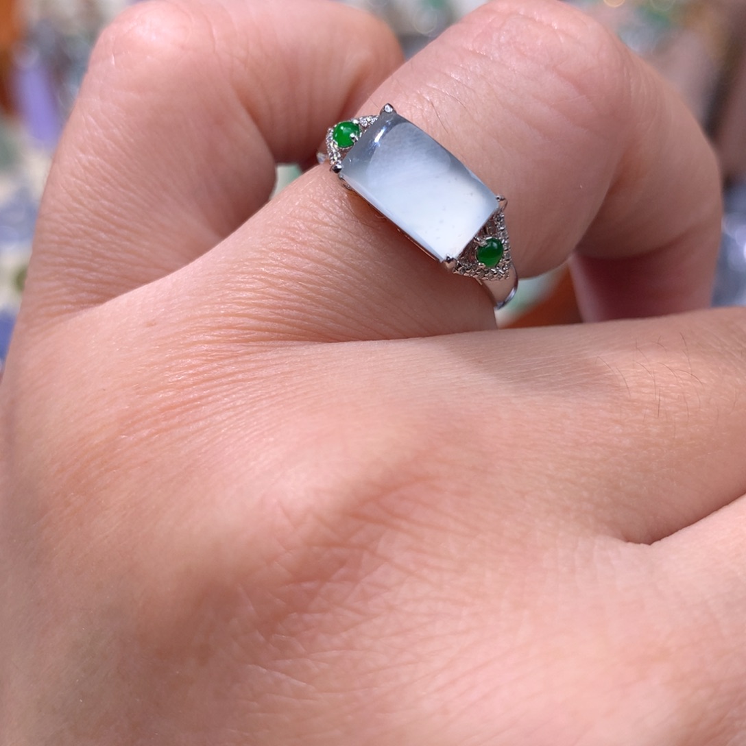 18K金镶嵌戒指翡翠马鞍戒指