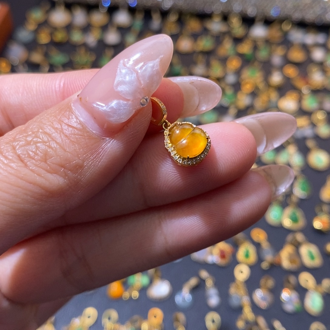 张***晶翡翠18K金镶嵌颈饰