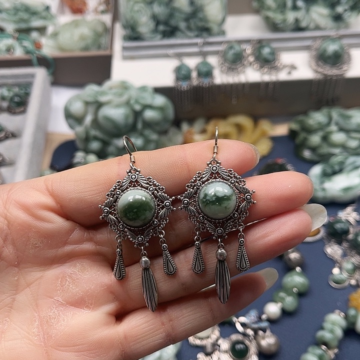 透闪石-蛇纹石玉耳环未镶嵌