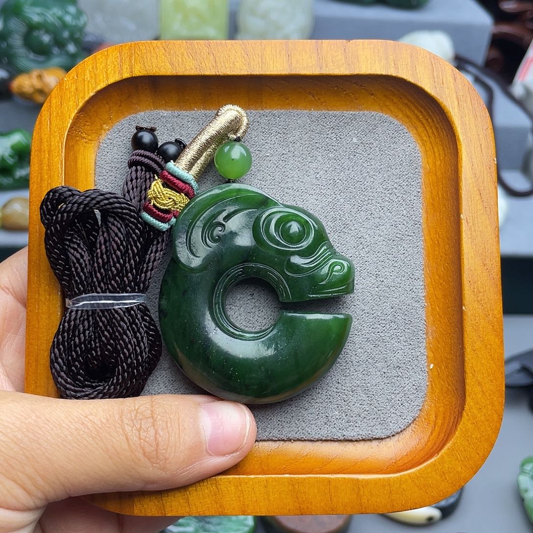 如***懿和田玉未镶嵌颈饰