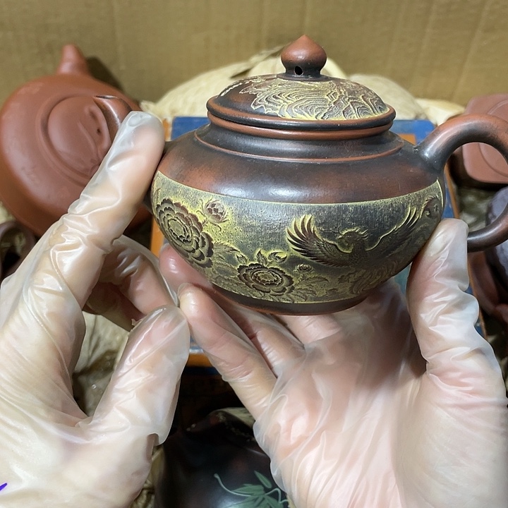 紫砂茶壶。原矿泥料，手工制作的一把紫砂壶。