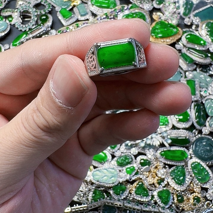 翡翠颈饰未镶嵌天然A货翡翠放漏