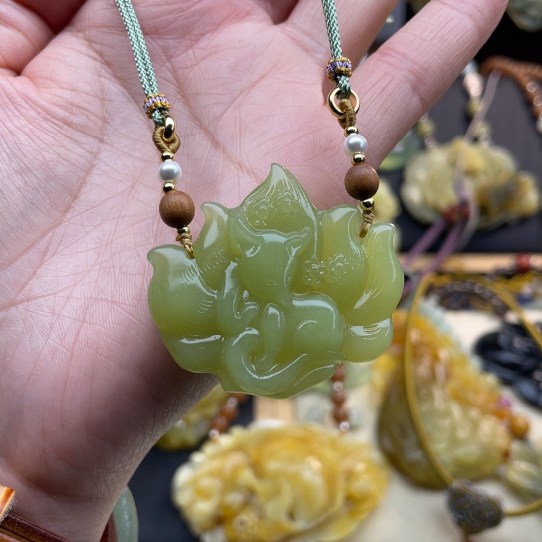 蛇纹石玉颈饰未镶嵌