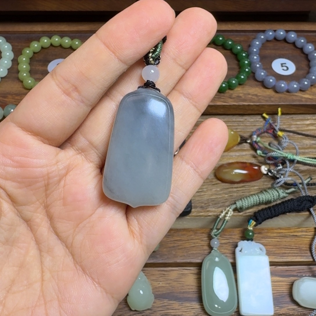 爱***猫和田玉未镶嵌颈饰