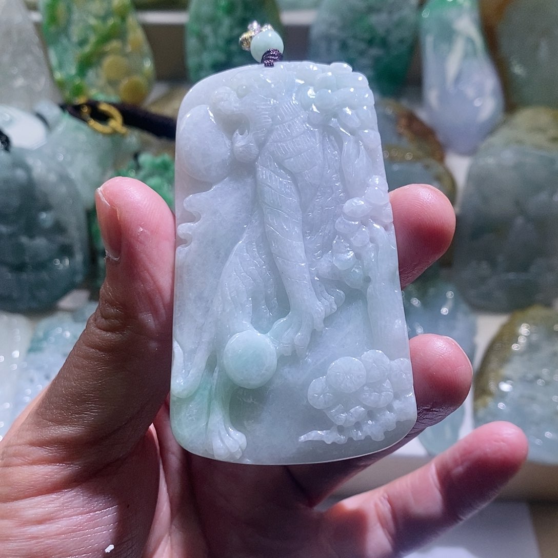 【闪购商品】翡翠颈饰未镶嵌上山虎
