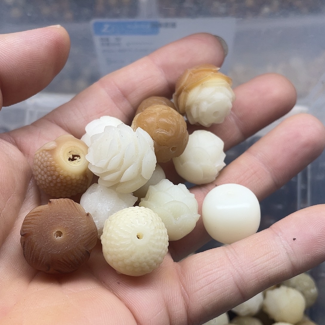 白玉菩提吊坠瑕疵大雕刻10颗不挑