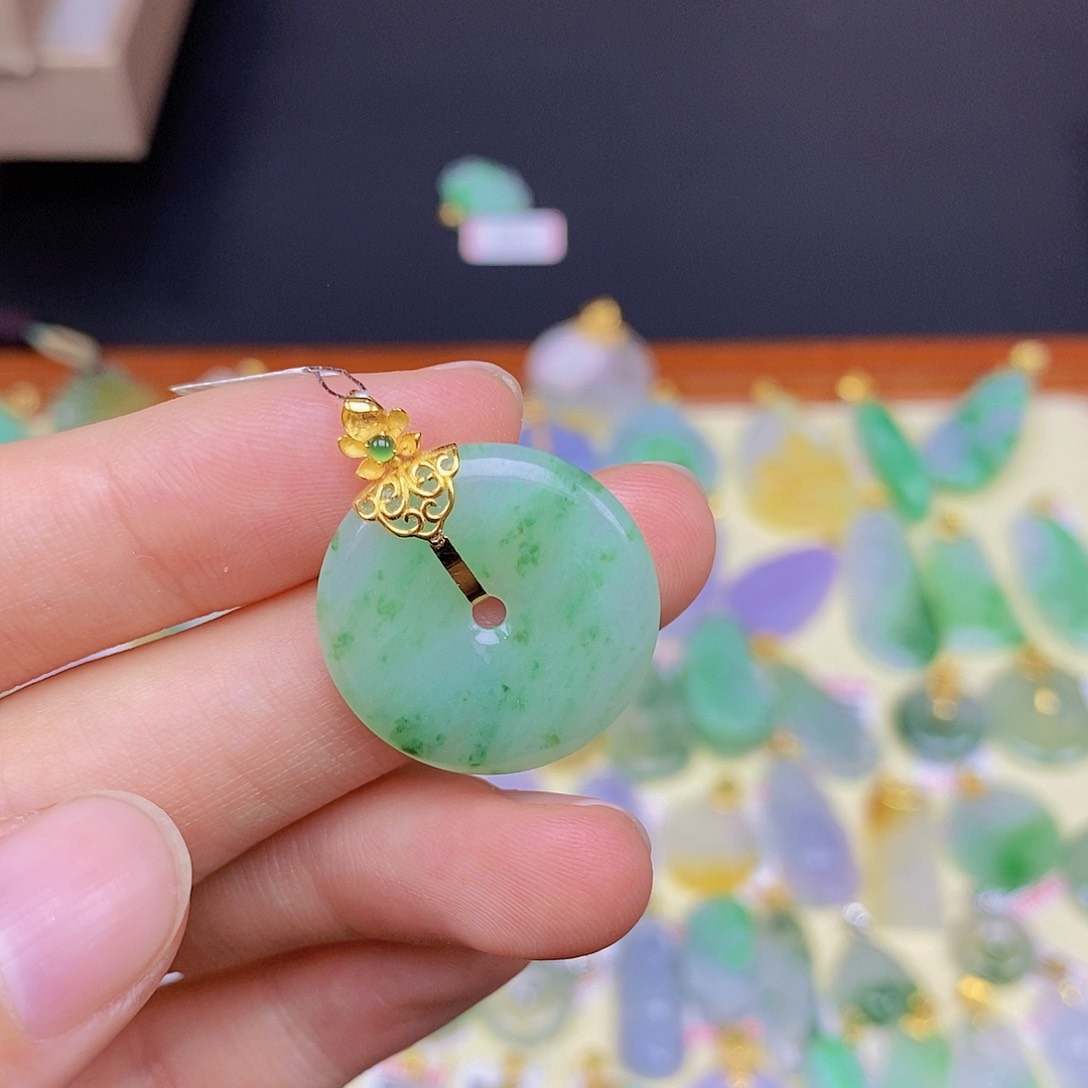 翡翠颈饰18K金镶嵌翡翠