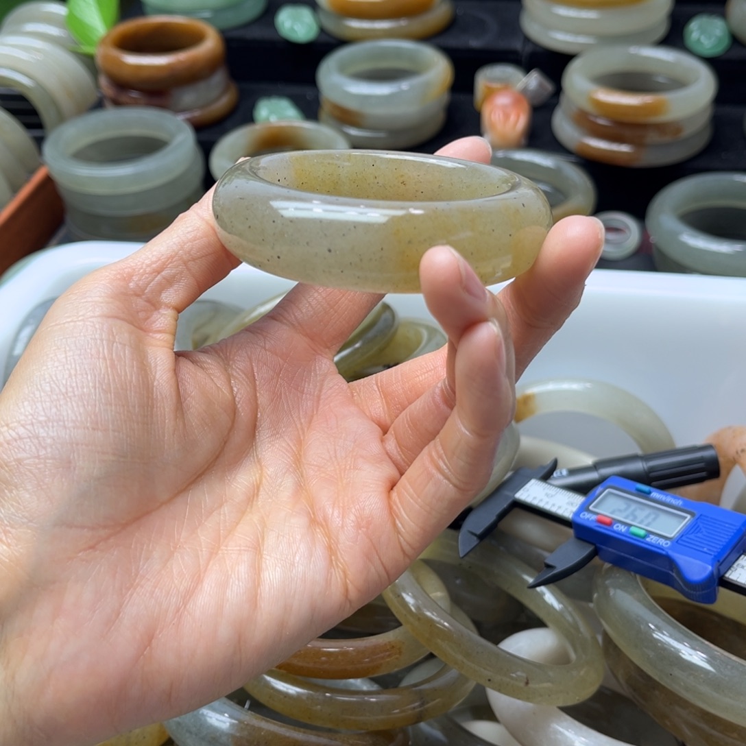 玉***梦石英质玉未镶嵌手镯