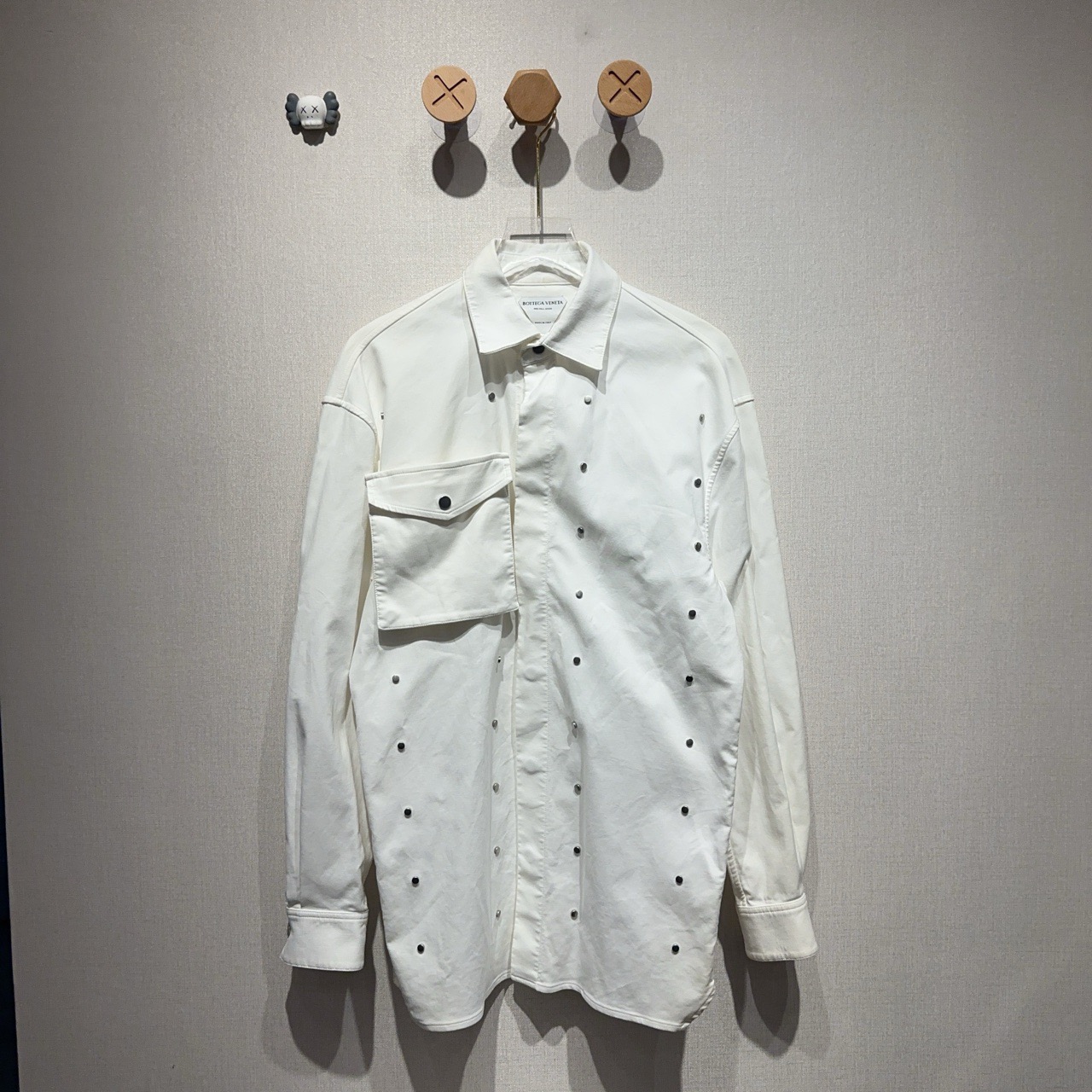 99新 BOTTEGA VENETA/葆蝶家 纯色铆钉装饰牛仔衬衫 尺码46