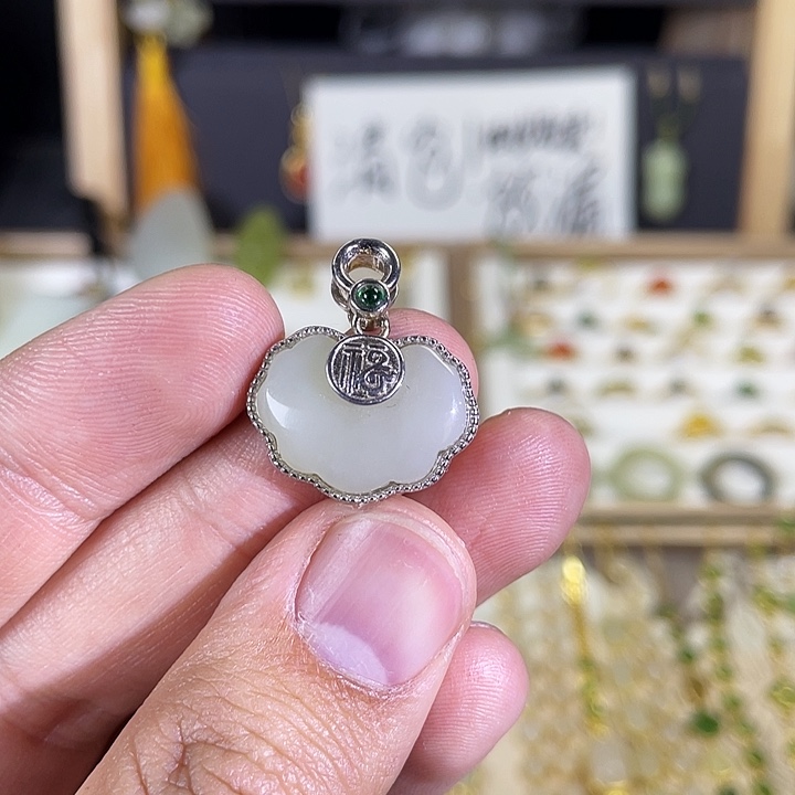 和田玉颈饰18K金镶嵌