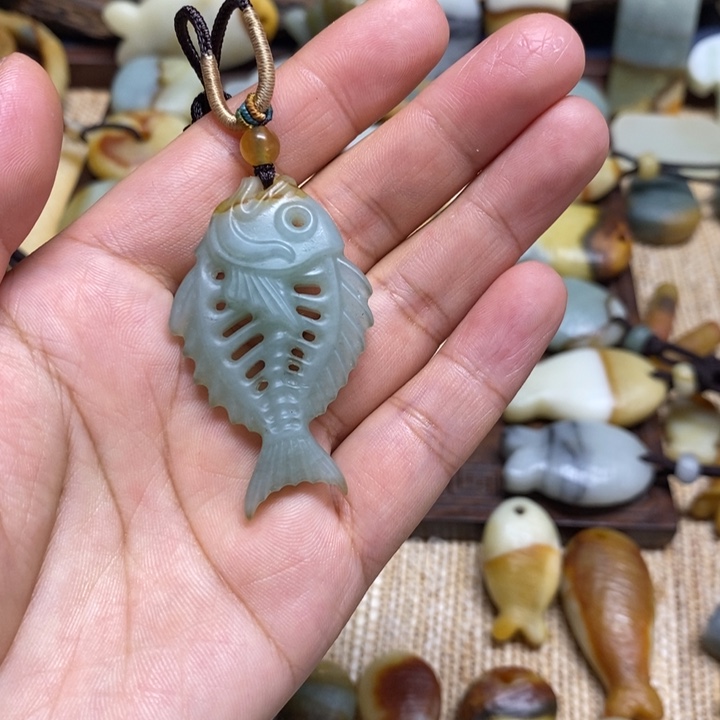 沈***双蛇纹石玉未镶嵌颈饰
