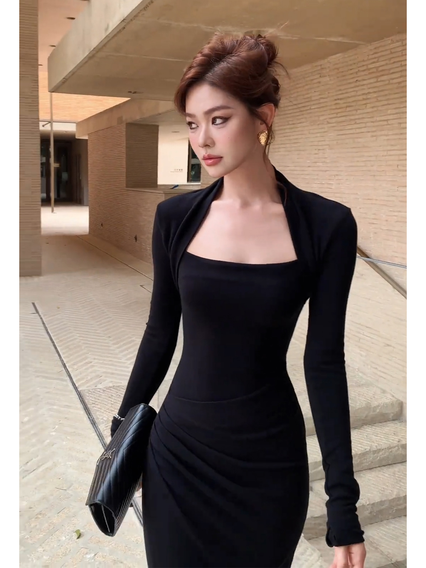 法式复古方领长袖褶皱连衣裙女2025冬季新款收腰显瘦开叉打底长裙