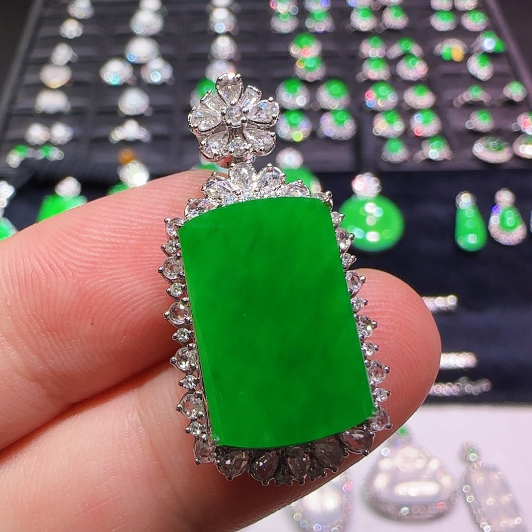 翡翠18K金镶嵌颈饰吊坠