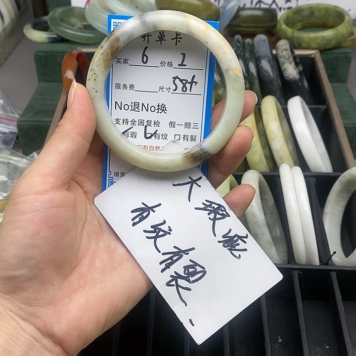 蛇纹石玉未镶嵌手镯