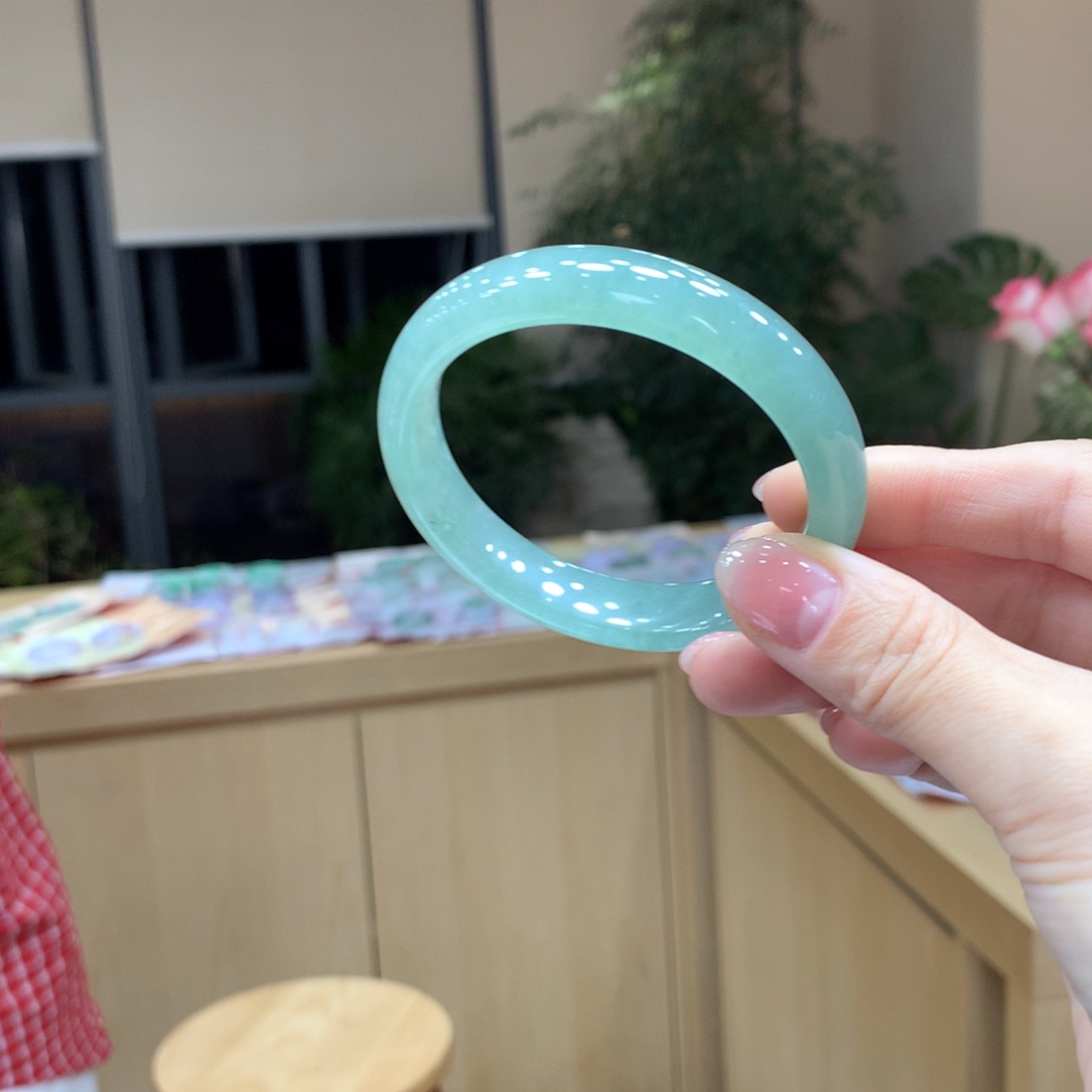 翡翠手镯未镶嵌不退不换