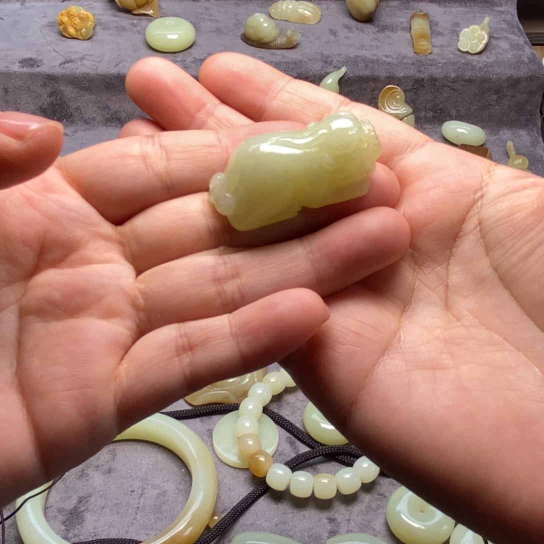 L***、和田玉（糖玉）未镶嵌颈饰