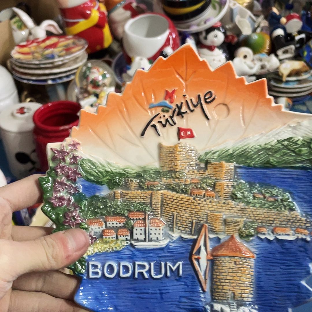 摆件    磕碰。 封釉。