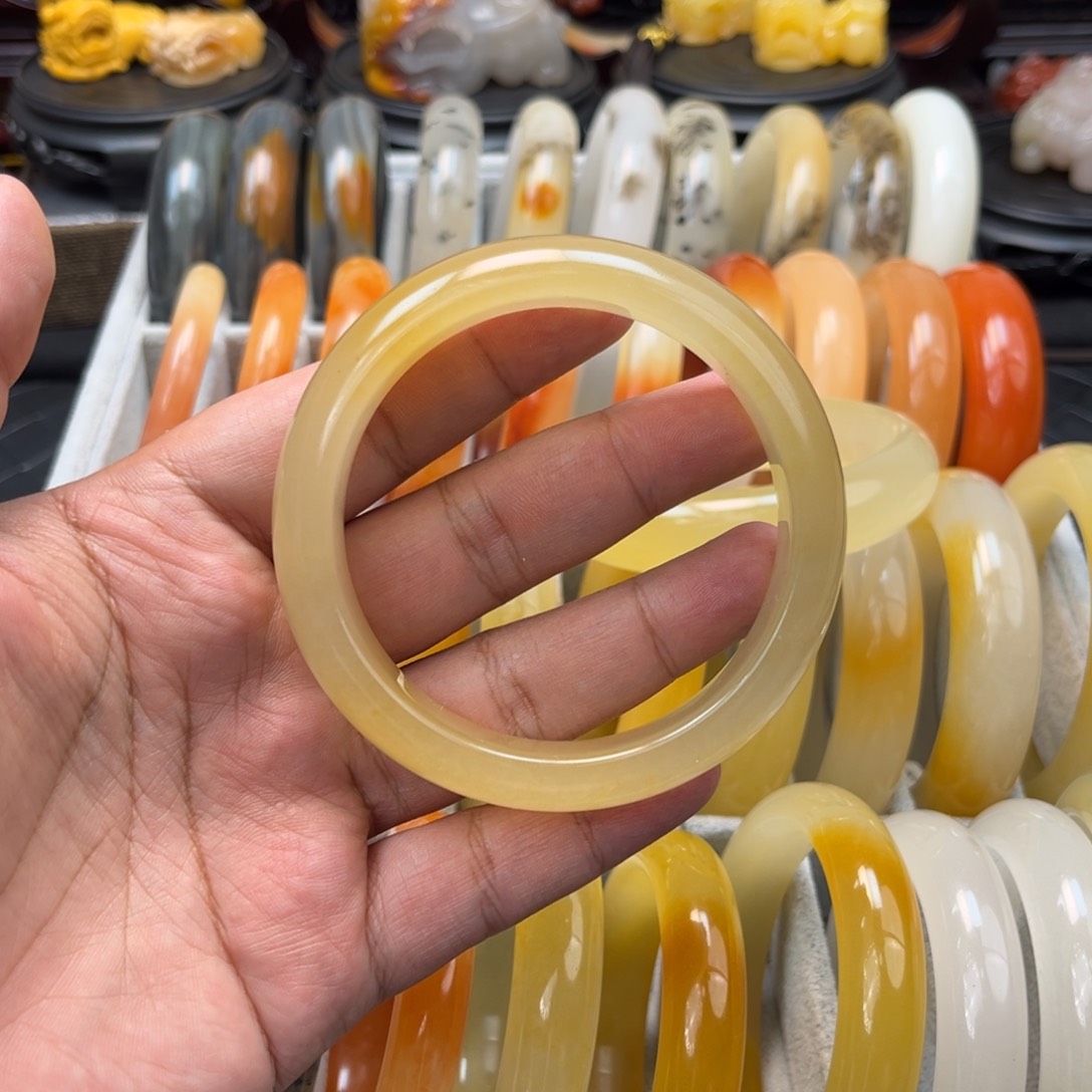 石英质玉（黄龙玉）手镯未镶嵌y****?