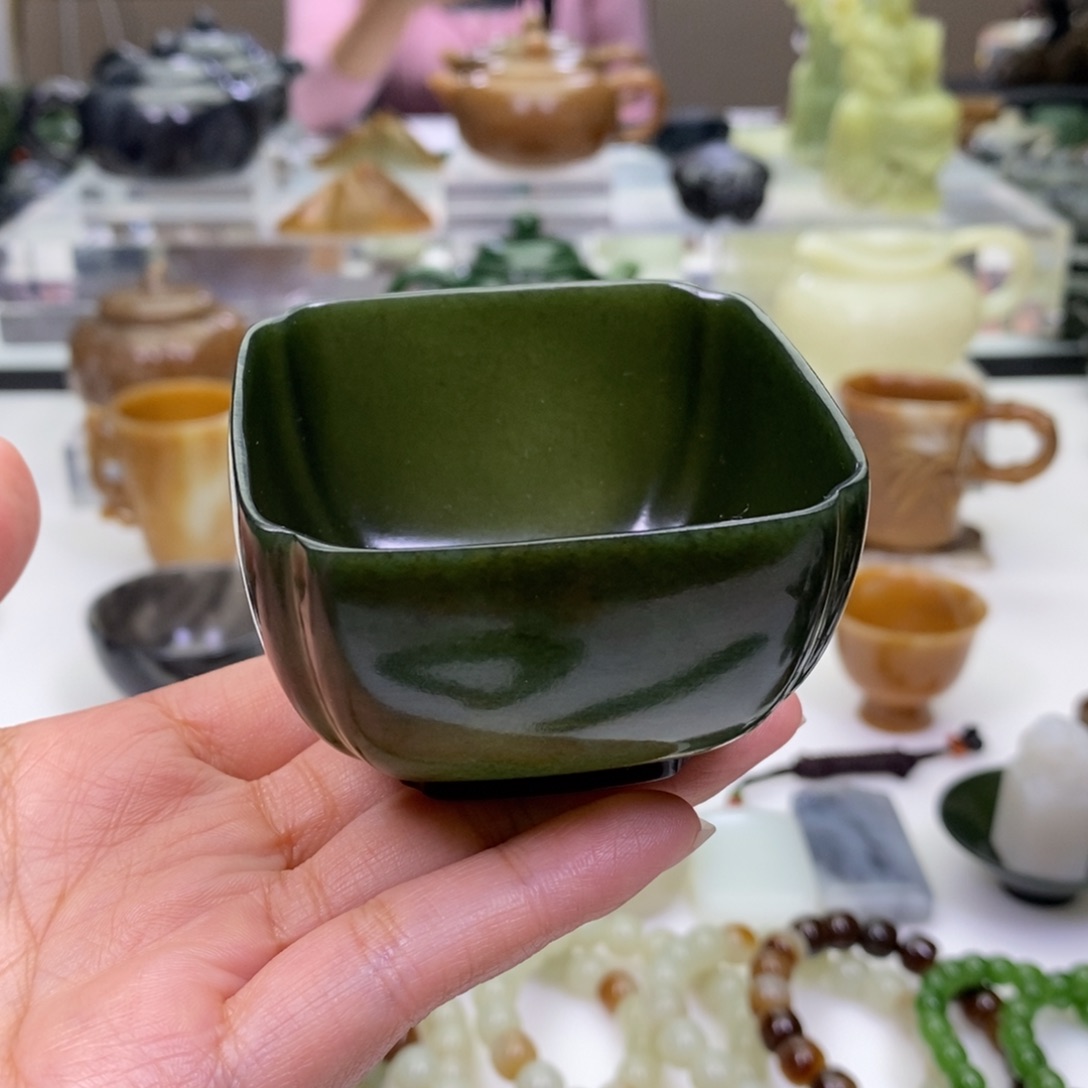 和田玉杯子微瑕未镶嵌