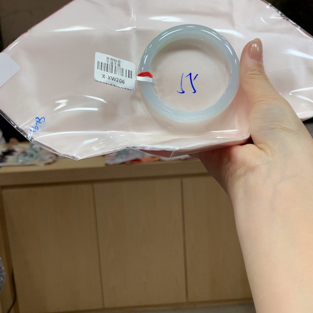 翡翠手镯未镶嵌不退不换