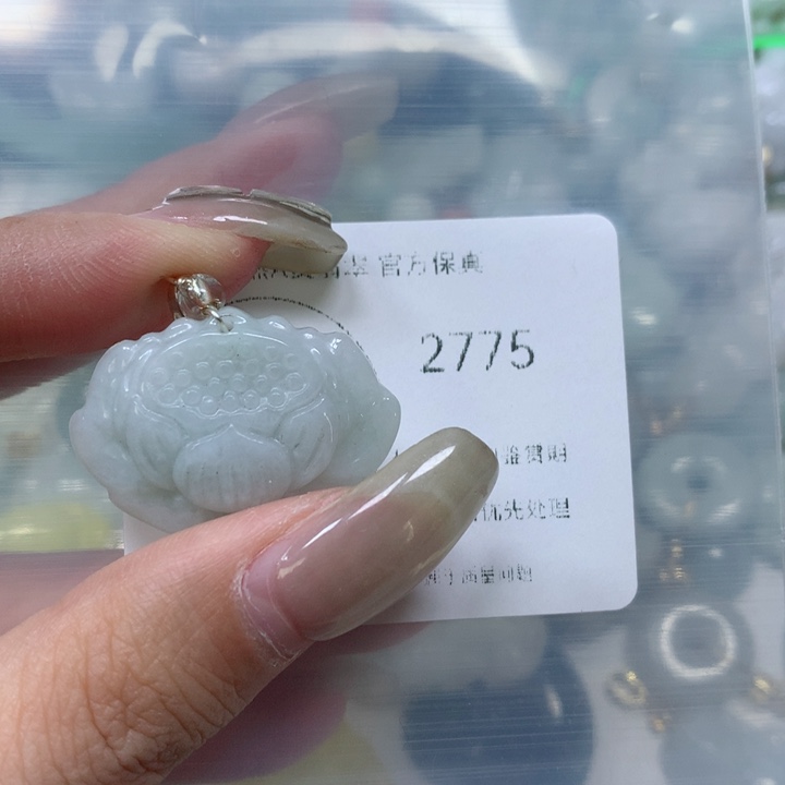 翡翠挂件未镶嵌翡翠