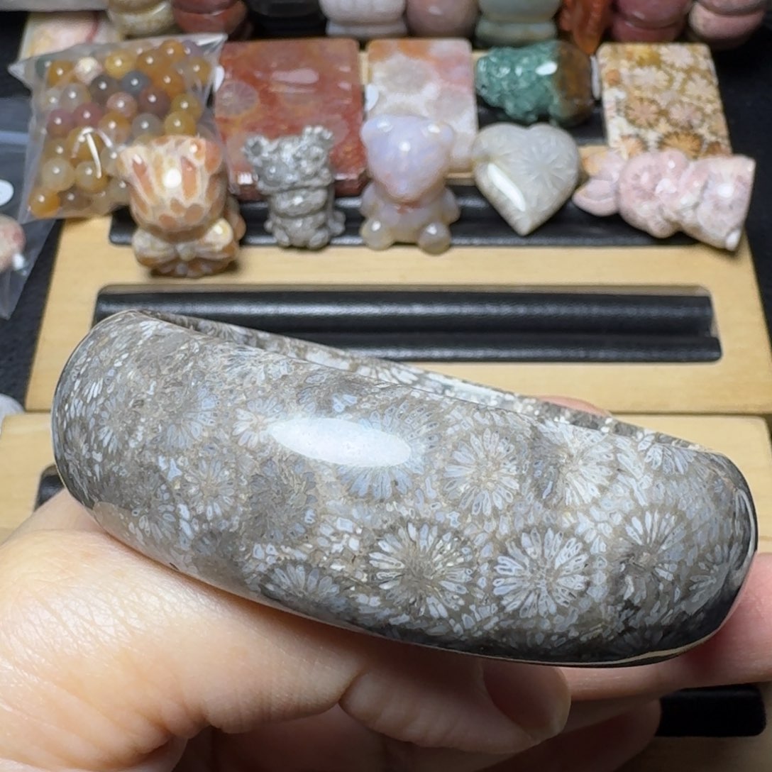 硅化玉60黑大花 有点骨骼，188未镶嵌小*子