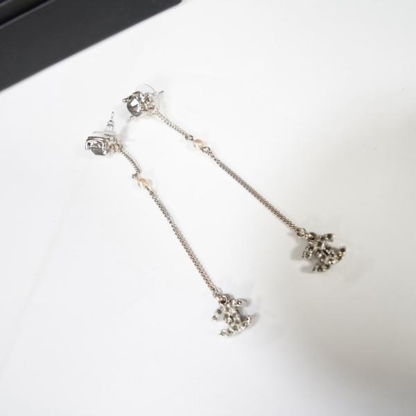 Chanel银色长款扫肩双C耳钉